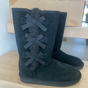 Super cute Girls Black Ugg boots Size 3.